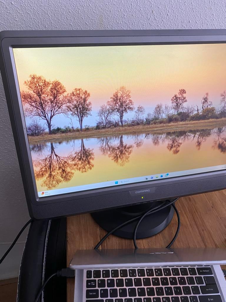 Gratis Compaq monitor - Ideaal voor thuiswerk of kantoor, Computers en Software, Ophalen, Kantelbaar, VGA, 60 Hz of minder