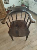 Oude houten stoel met armleuningen, Ophalen