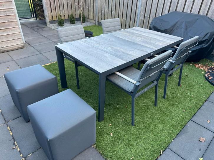 Tuinmeubelset - Tafel met 4 Stoelen en 2 Poefs, Tuin en Terras, Tuinsets en Loungesets, Gebruikt, Tuinset, Aluminium, 6 zitplaatsen