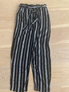 Zwarte broek met streepjes van H&M mt. 152/158, Kinderen en Baby's, Kinderkleding | Maat 158, Broek, Meisje, H&M, Ophalen of Verzenden