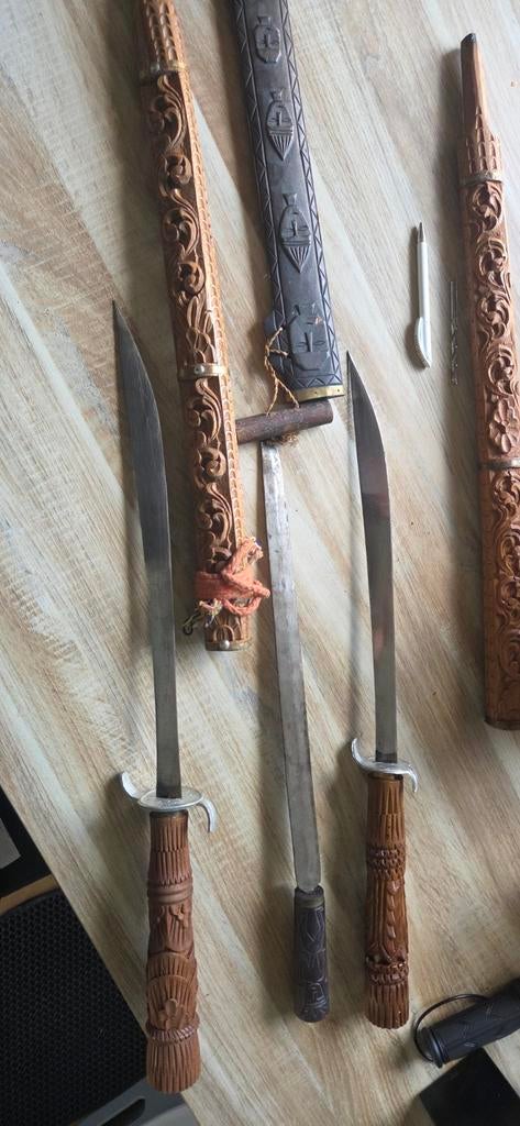 3 unieke zwaarden uit Zuidoost-Azië met houtsnijwerk, Ophalen