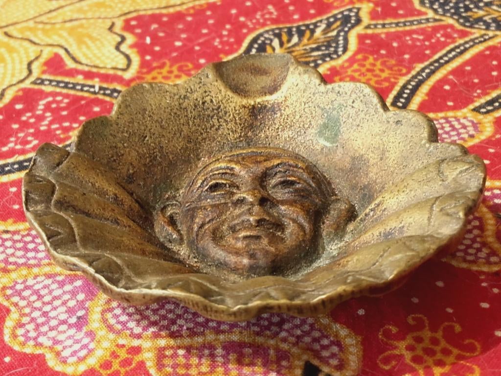 Mooi antiek brons schaaltje als een harlekijn 7,2 cm. 1880.