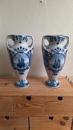 Twee Delftsblauwe vazen, Antiek en Kunst, Ophalen of Verzenden