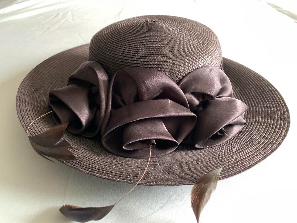 Zwarte hoed met bloemen en veren, maat 57, Ophalen of Verzenden, Gedragen, 56 of 57 cm (M, 7 of 7⅛ inch), Hoed