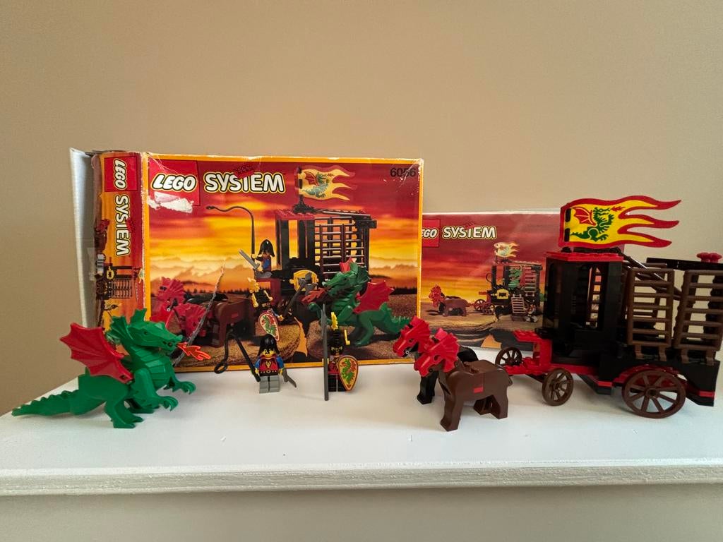 Lego 6056 - dragon wagon inclusief originele doos en boekje, Gebruikt, Ophalen of Verzenden, Castle, Complete set
