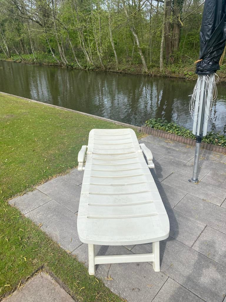 Verstelbare ligstoel - Wit kunststof, Tuin en Terras, Ligbedden, Ophalen of Verzenden, Gebruikt, Kunststof, Inklapbaar
