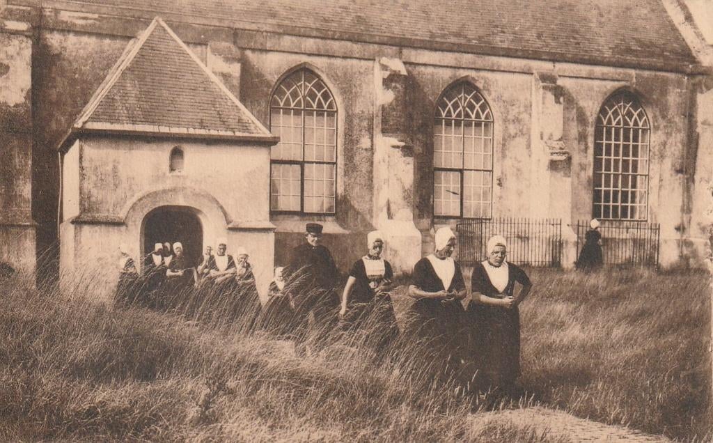 ZOUTELANDE Kerkuitgang Klederdracht, Verzamelen, Ansichtkaarten | Nederland, Verzenden, Voor 1920, Ongelopen, Zeeland