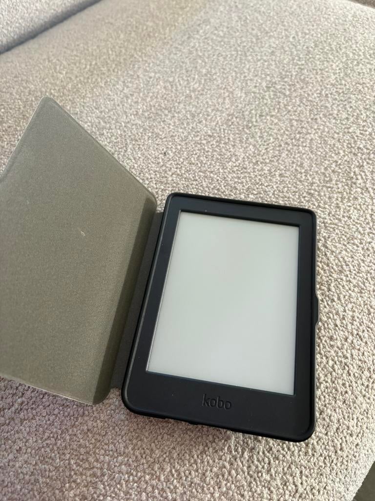 Kobo nia in nette staat inclusief hoes, Computers en Software, E-readers, Ophalen of Verzenden, Zo goed als nieuw