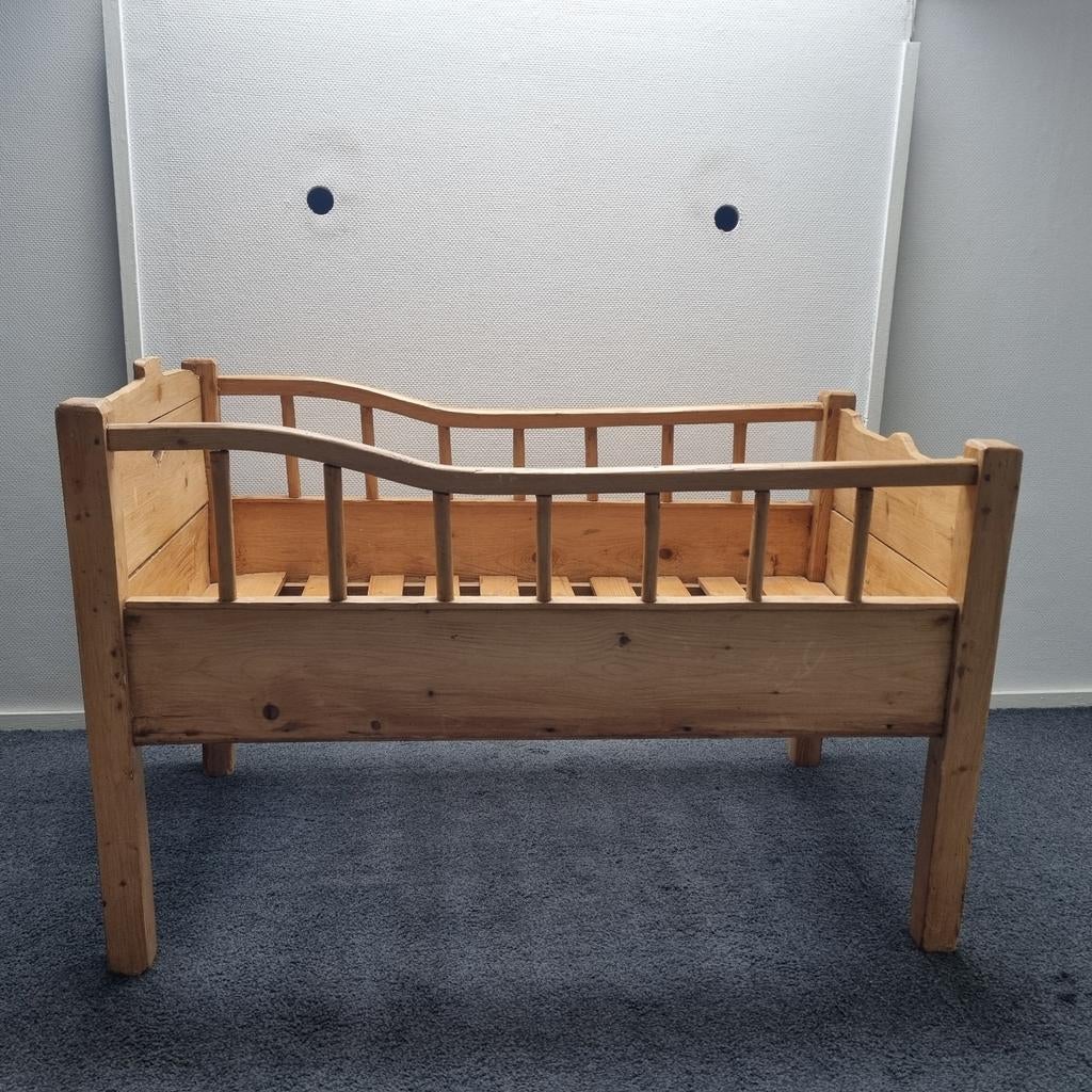 Antiek houten kinderbedje, Ophalen
