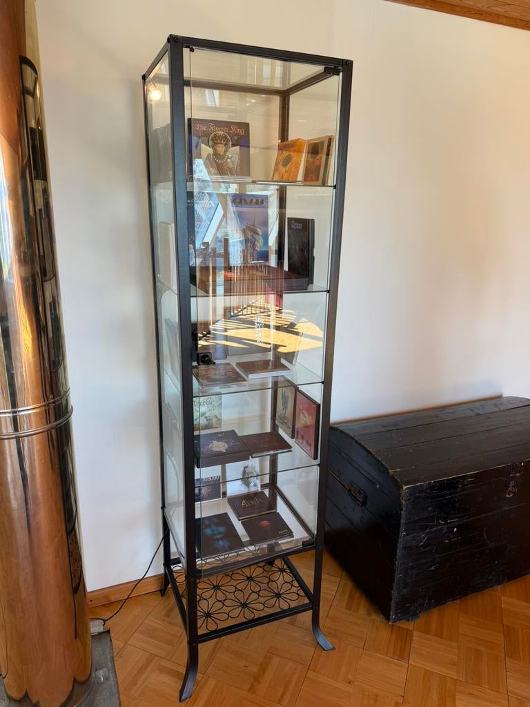 K-Möbel Vitrinekast 2-deurs (176x67x33cm) - Gemaakt in Duitsland - Staande vitrine Zwart met 4 in hoogte verstelbare glasplanken & LED - Kasten - Display Case - Display Cabinet