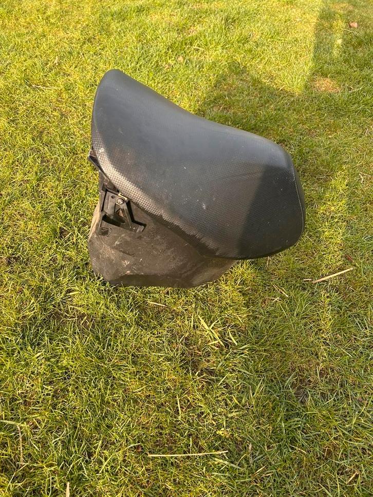 Aerox zadel - goede staat, Fietsen en Brommers, Brommeronderdelen | Scooters, Zo goed als nieuw, Yamaha, Zadel, Ophalen of Verzenden