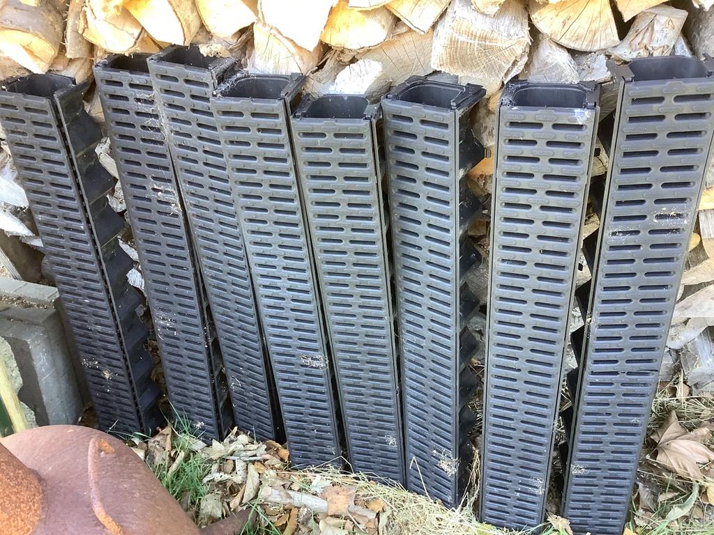 8 zwarte kunststof afwateringsgoten, Tuin en Terras, Ophalen, Gebruikt