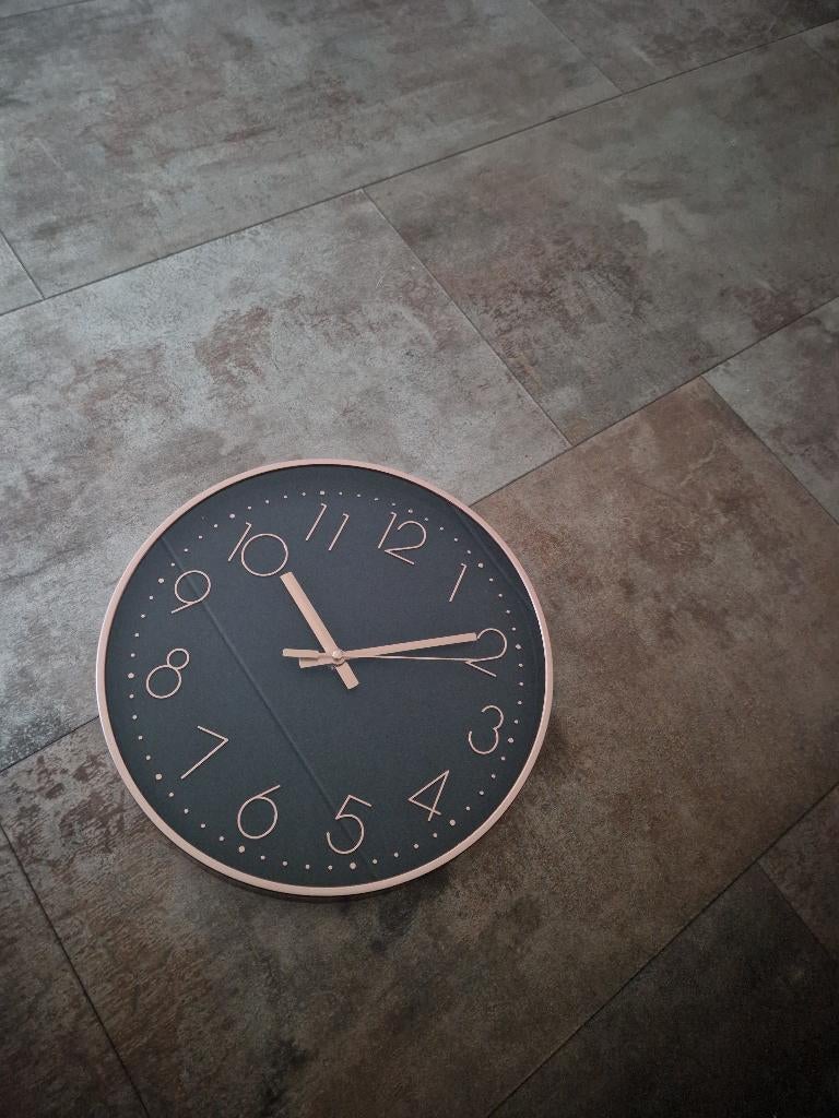 Zwart/ goud wand klok, Huis en Inrichting, Woonaccessoires | Klokken, Ophalen, Wandklok