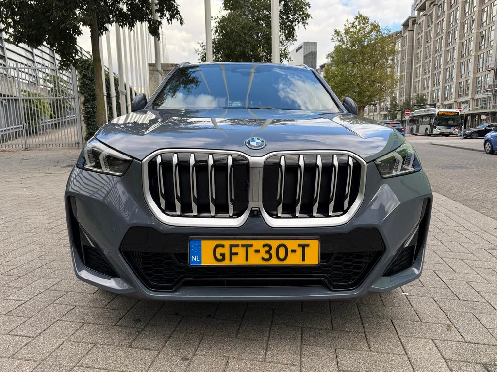 BMW X1 M Sport Xdrive30e 326pk 2023 VOL, Auto's, 1800 kg, Parkeerassistent, Bruin, Vierwielaandrijving