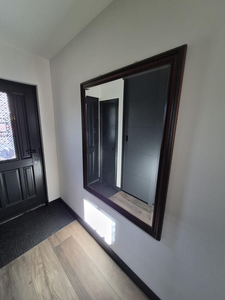 Grote spiegel met donkerhouten lijst, Huis en Inrichting, Woonaccessoires | Spiegels, Gebruikt, Ophalen of Verzenden, 75 tot 100 cm