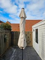 Zandkleurige Madison parasol met voet, Tuin en Terras, Parasols, Ophalen, Kantelbaar, 2 tot 3 meter, Zo goed als nieuw