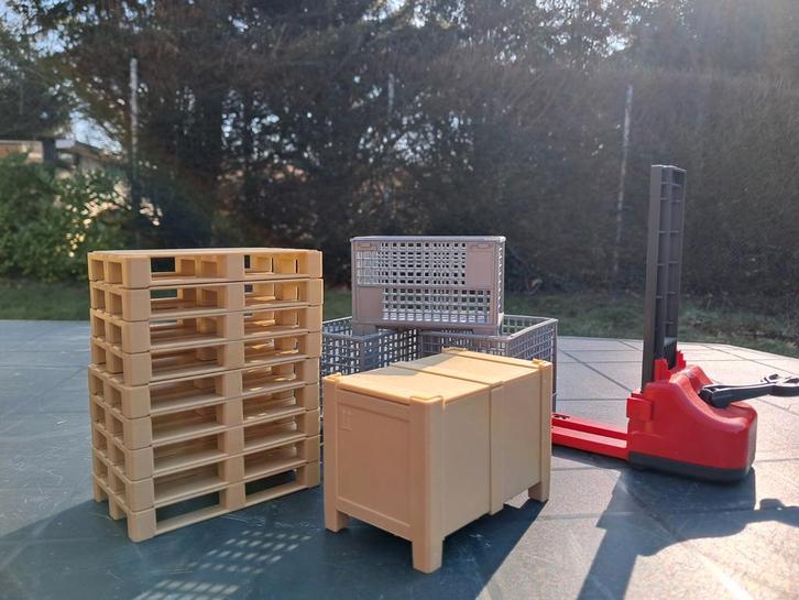 Bruder pompwagen met accessoires: pallets, kratten, dozen, Hobby en Vrije tijd, Overige Hobby en Vrije tijd, Zo goed als nieuw