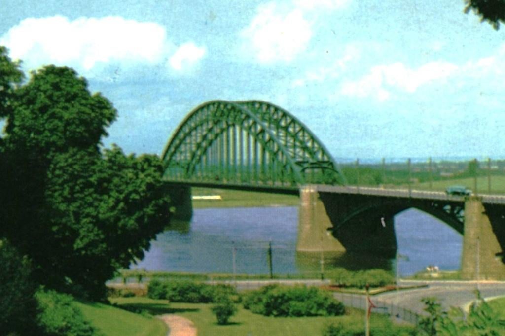 914380 Nijmegen Gld 1959 Waalbrug Gelopen met postzegel, Verzamelen, Ansichtkaarten | Nederland, Ophalen of Verzenden, Voor 1920