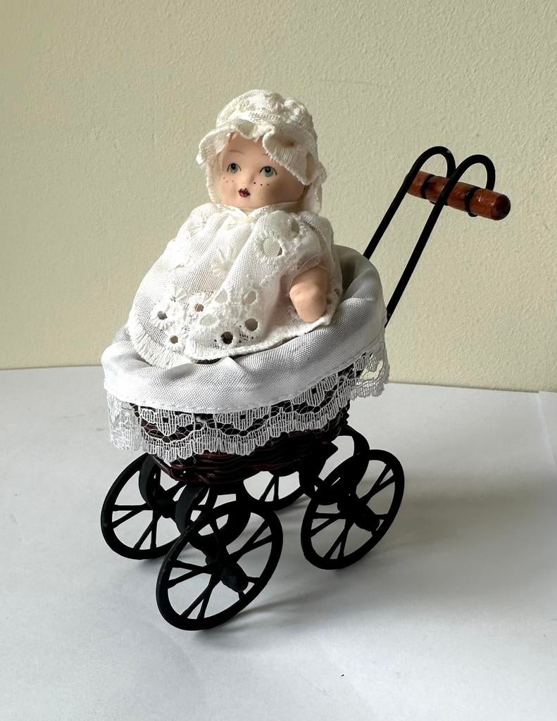 Miniatuur kinderwagen met pop – vintage stijl, Ophalen of Verzenden, Zo goed als nieuw, Poppenhuis