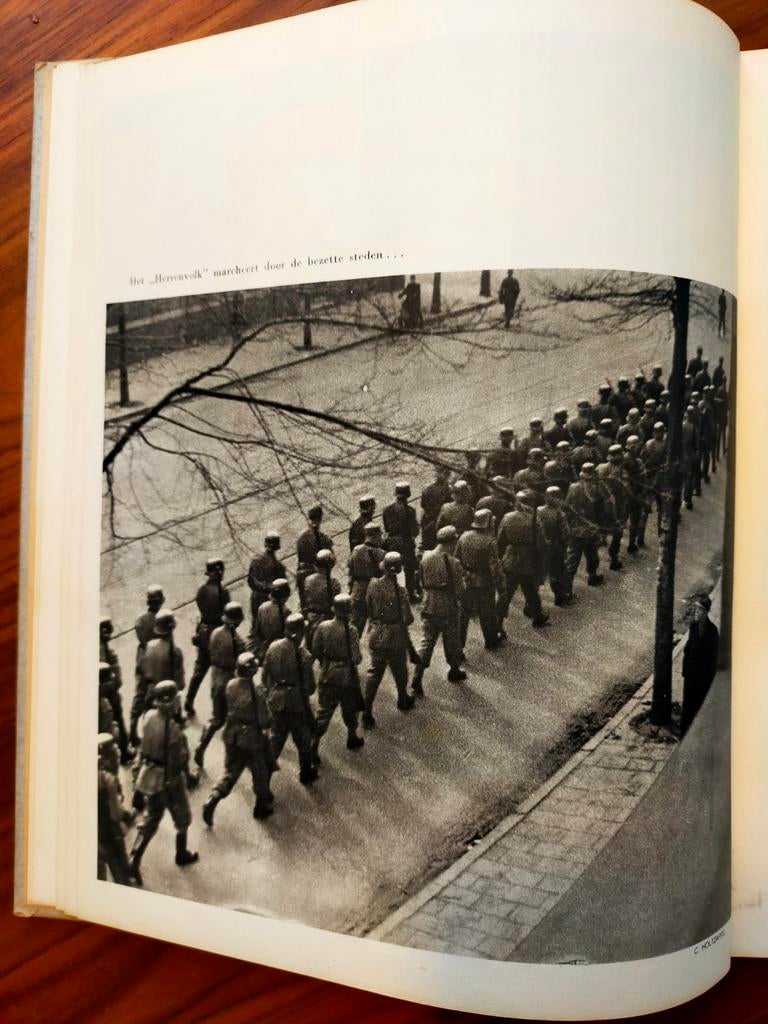 Amsterdam tijdens de hongerwinter (1946), Boeken, Ophalen of Verzenden, Algemeen, Tweede Wereldoorlog, Gelezen
