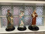 3 Heilige Beelden met Houten Plateaus en Glazen Stolpen, Antiek en Kunst, Ophalen