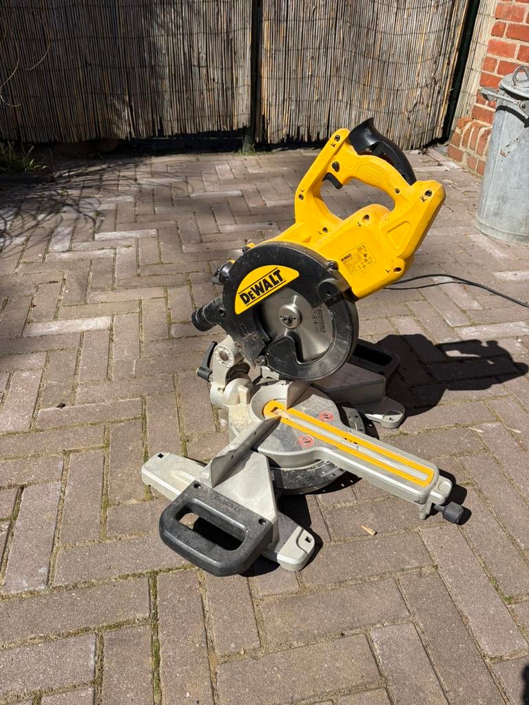 Dewalt DWS774 afkortzaag, 70 mm of meer, Ophalen of Verzenden, Zo goed als nieuw, Afkortzaag