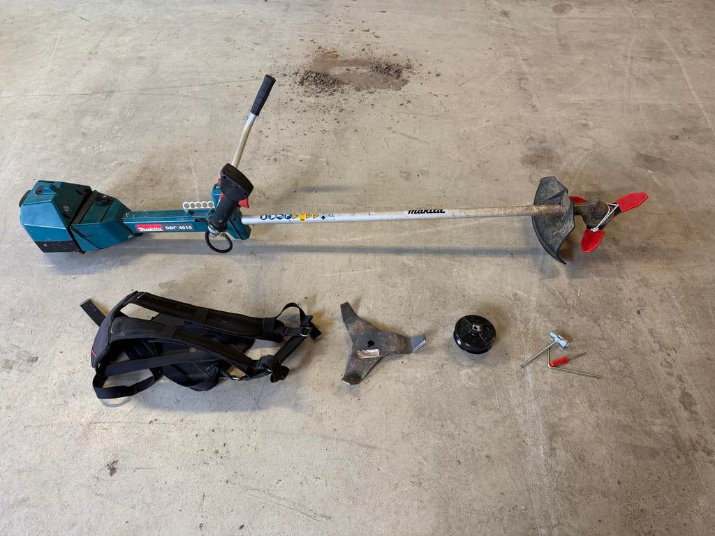 Makita 2-takt bosmaaier met toebehoren, Ophalen, Gebruikt, 30 tot 50 cm, Benzine