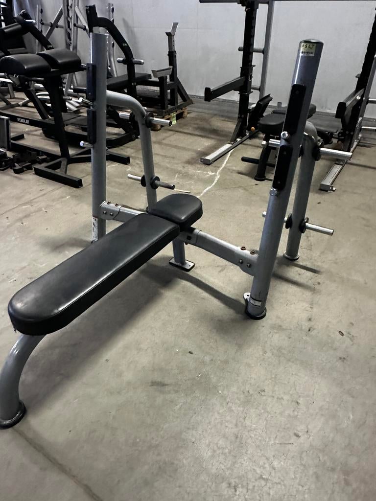 Matrix Vlakke Bench Press + Gewichtenhouders, Sport en Fitness, Fitnessmaterialen, Ophalen, Gebruikt, Fitnessbank