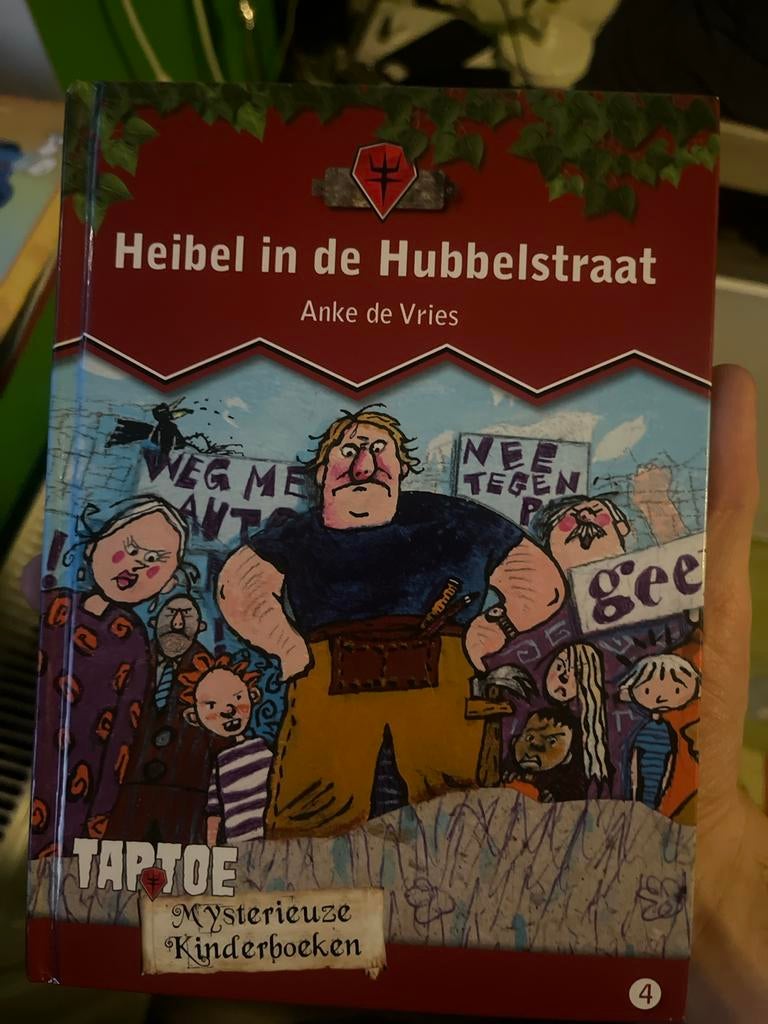 Heibel in de Hubbelstraat - Anke de Vries (Kinderboek), Ophalen of Verzenden, Zo goed als nieuw, Fictie algemeen