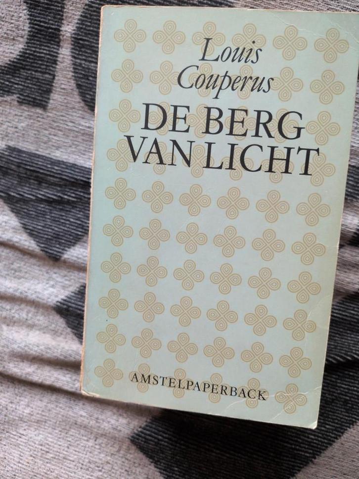 De Berg van Licht - Louis Couperus (Amstelpaperback), Boeken, Romans, Gelezen, Nederland, Ophalen of Verzenden