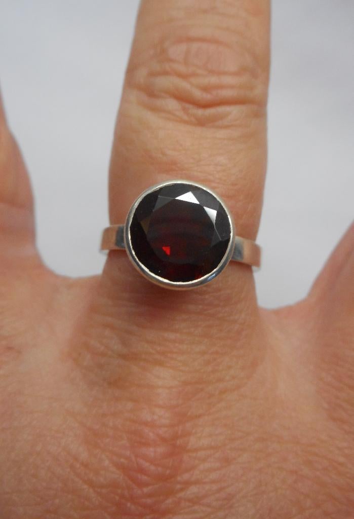 Zilveren ring met grote rode steen maat krap 17 nr.756