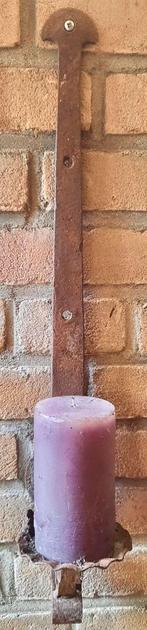 ANTIEKE ROESTIGE IJZEREN KAARSEN KANDELAAR MET KAARS, Gebruikt, Ophalen of Verzenden, Metaal, Kandelaar