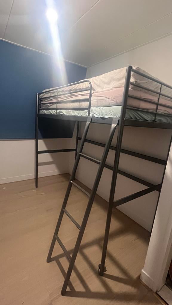 Nette antracietgrijze hoogslaper met veel ruimte eronder, Kinderen en Baby's, Kinderkamer | Stapelbedden en Hoogslapers, Gebruikt