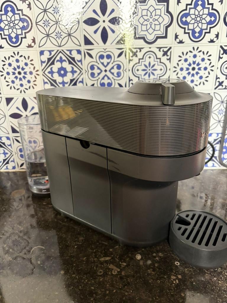 Nespresso Vertuo koffiemachine + gratis capsules, Witgoed en Apparatuur, Koffiezetapparaten, Ophalen of Verzenden, Zo goed als nieuw