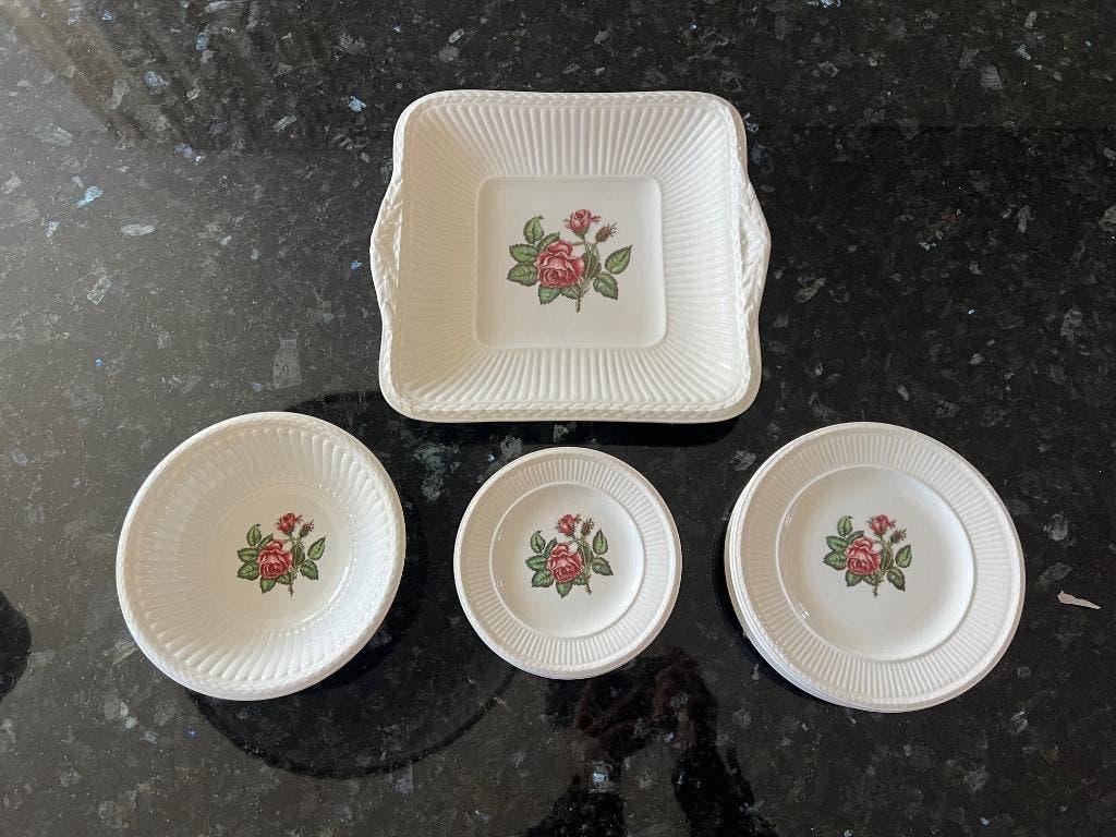 Wedgwood Moss Rose – Serveerschaal en 12 Borden – Edme stijl, Huis en Inrichting, Keuken | Servies, Gebruikt, Overige typen, Ophalen of Verzenden