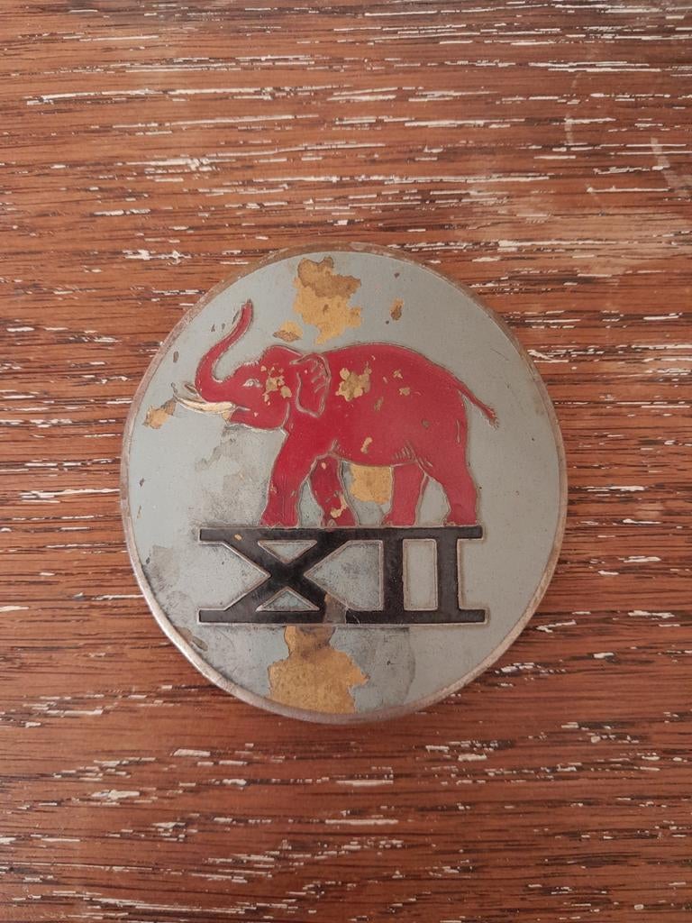 KNIL Infanterie XII Gadja Merah schild metaal, Ophalen of Verzenden, Landmacht, Nederland, Embleem of Badge