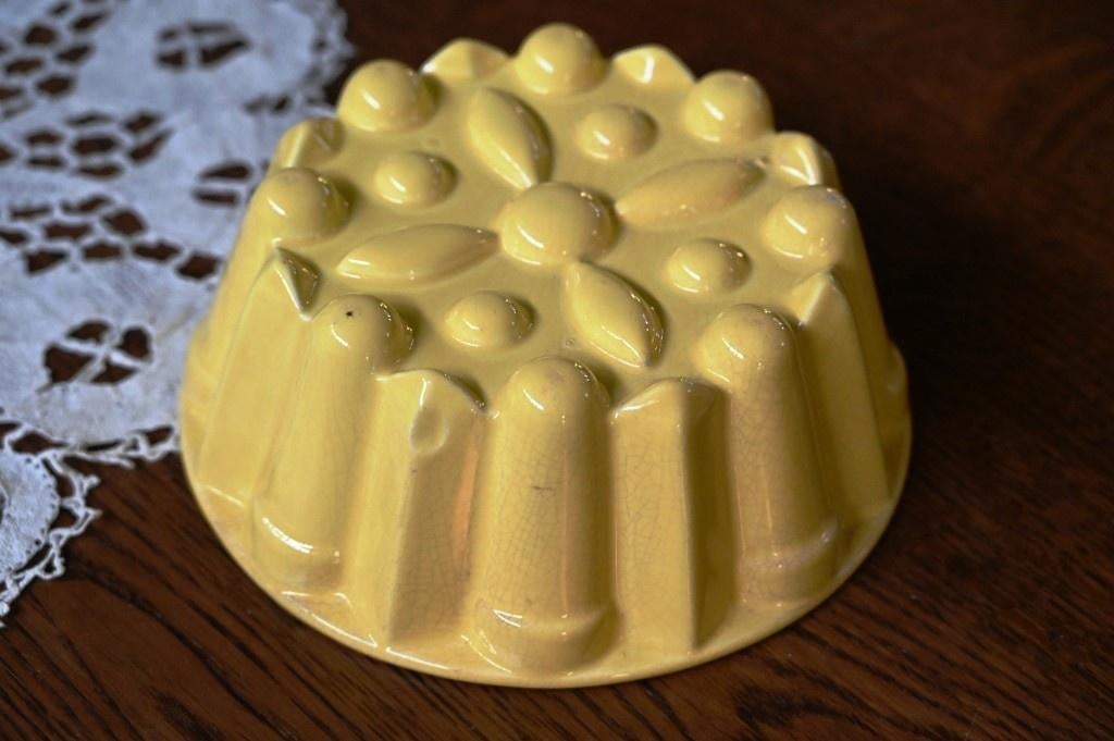 Puddingvorm geel pastel, Ophalen of Verzenden