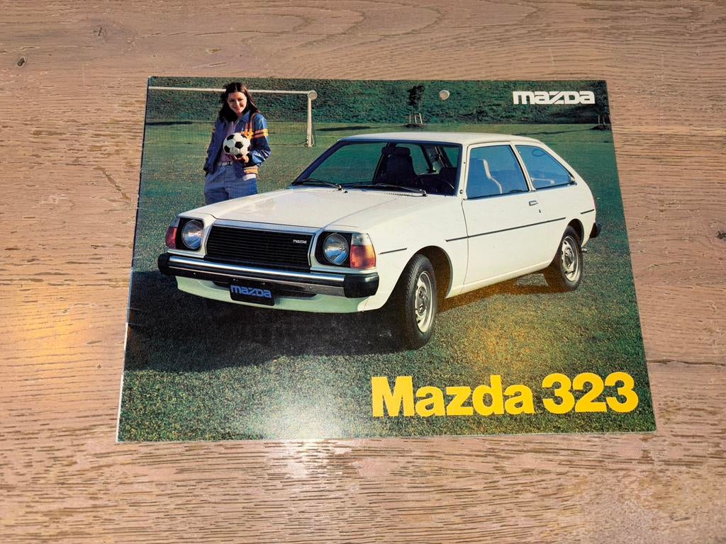 Folder Mazda 323 1977, Boeken, Auto's | Folders en Tijdschriften, Gelezen, Mazda, Ophalen of Verzenden