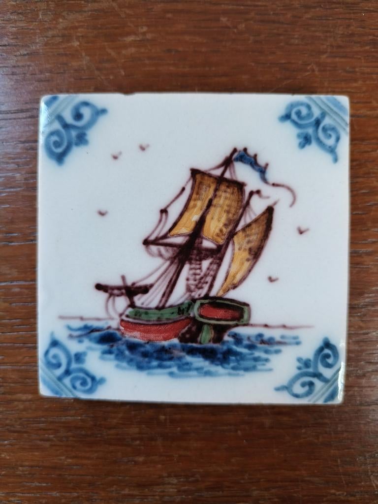 Tegeltje Makkum oud zeilschip, Antiek en Kunst, Antiek | Wandborden en Tegels, Ophalen of Verzenden
