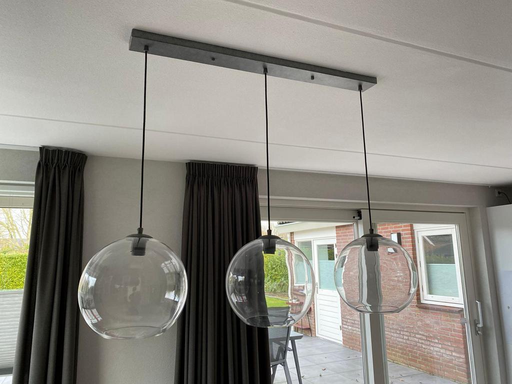 Hanglamp met 3 glazen bollen, Huis en Inrichting, Lampen | Hanglampen, Ophalen, Zo goed als nieuw, Glas, 75 cm of meer