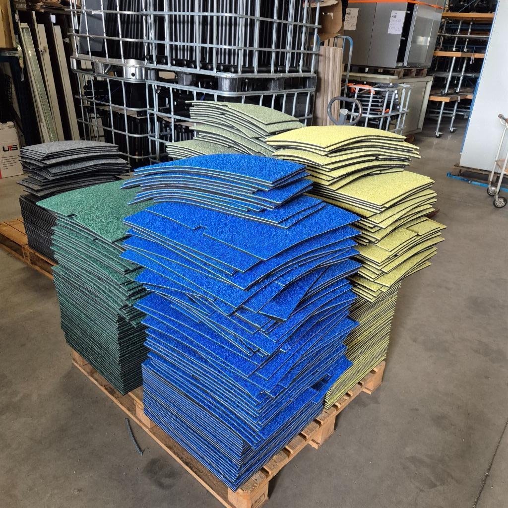 mooie partij ZGAN  PROJECT KWALITEIT tapijttegels kantoor, Ophalen, 75 m² of meer, Zo goed als nieuw, Grijs