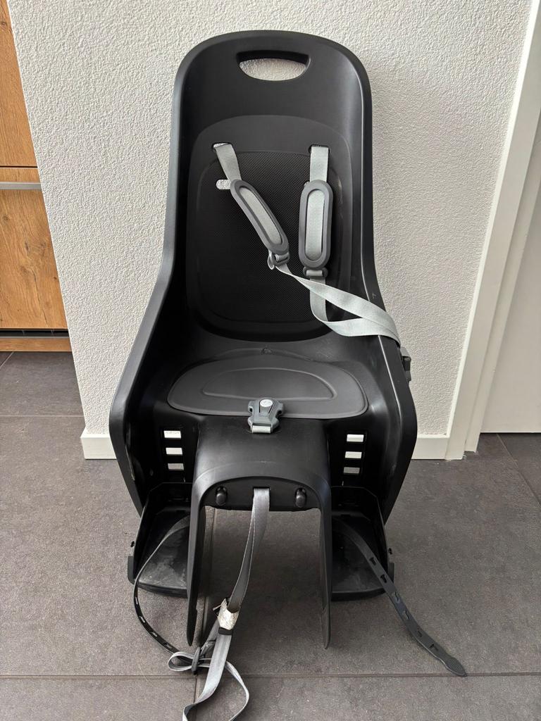 Stevig zwart fietsstoeltje voor achterop, Fietsen en Brommers, Fietsaccessoires | Fietsstoeltjes, Ophalen, Achterzitje, 9 t/m 18 kg