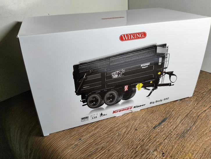 Te koop Wiking Krampe Big Body 650 Kieper Black Gelimiteerd., Hobby en Vrije tijd, Modelauto's | 1:32, Nieuw, Tractor of Landbouw