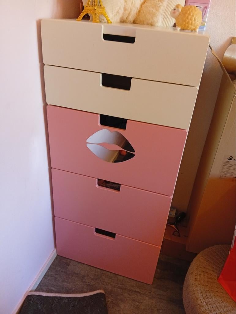 Ladekast met 5 laden - Wit en Roze vandaag gratis ophalen, Huis en Inrichting, Kasten | Ladekasten, Gebruikt, Modern, Speels, 5 laden of meer