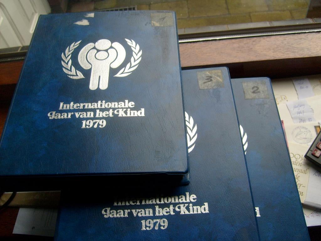 Nog eens 3 albums Internationaal Jaar van het kind 1979 met, Postzegels en Munten, Postzegels | Eerstedagenveloppen, Ophalen, Onbeschreven