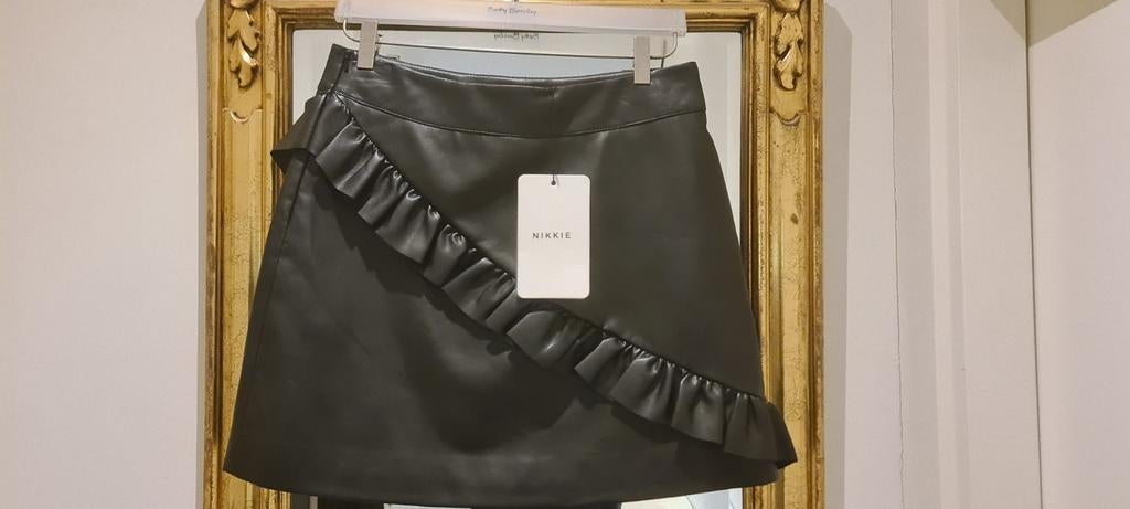 Nieu kort zwart rokje rok M 38 Nikkie leather look roezels, Maat 38/40 (M), Zwart, Nieuw, Ophalen of Verzenden