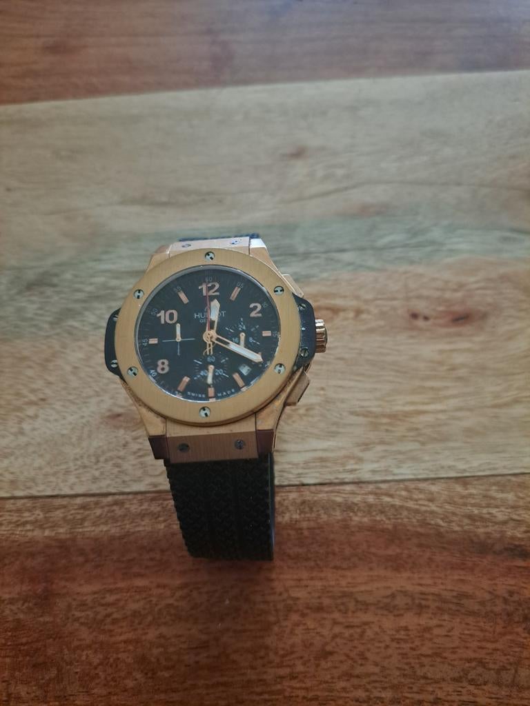 Hublot horloge goudkleurig met zwart bandje, Sieraden, Tassen en Uiterlijk, Horloges | Heren, Ophalen of Verzenden