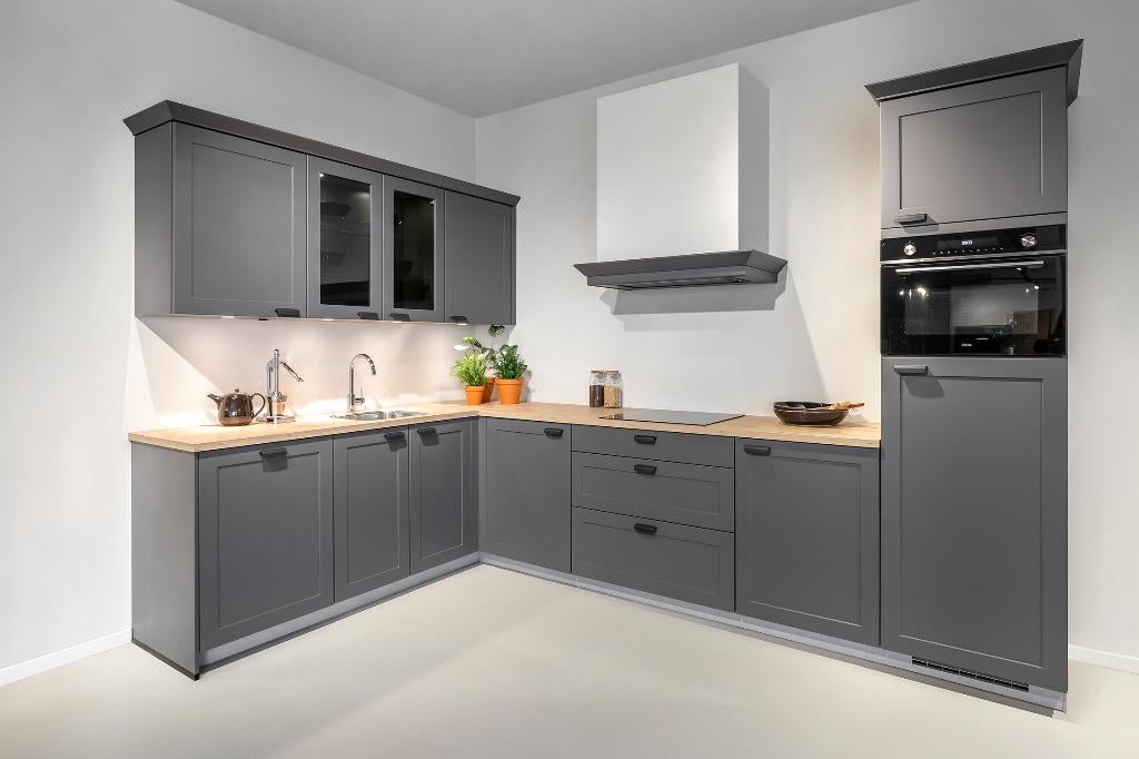 Landelijke hoekkeuken grijs | showroomkeuken met apparatuur, Huis en Inrichting, Keuken | Complete keukens, Nieuw, Hoekkeuken