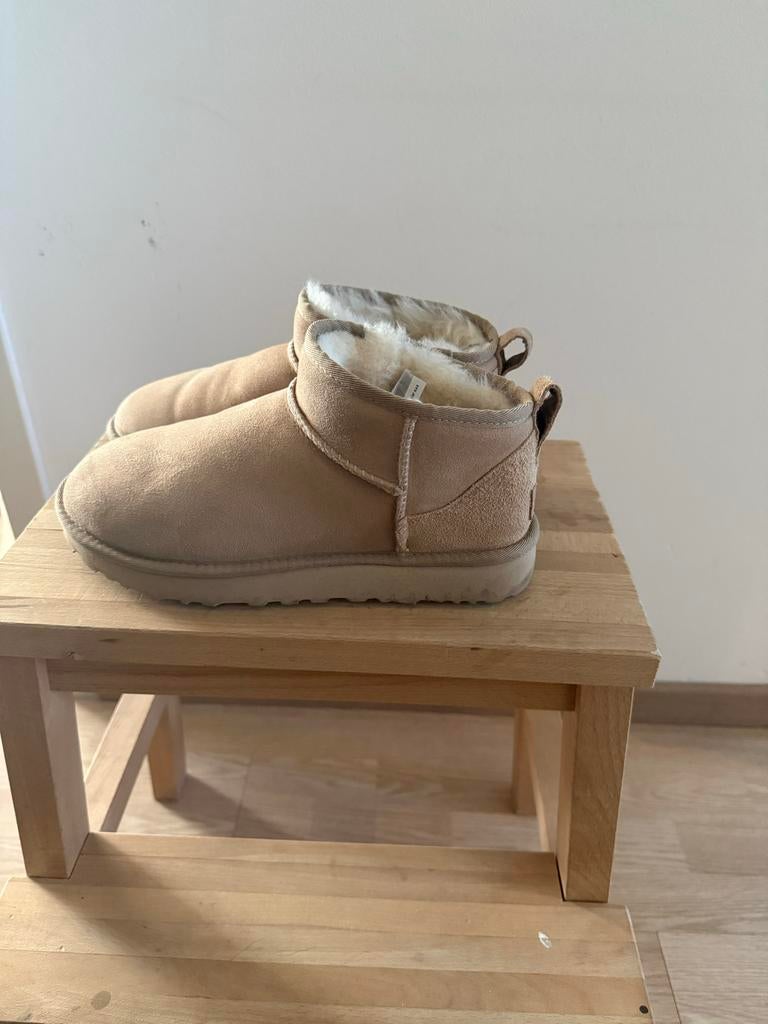 Beige ultra mini Uggs maat 40, Kleding | Dames, Schoenen, Ophalen of Verzenden, Gedragen, Beige, Lage of Enkellaarzen