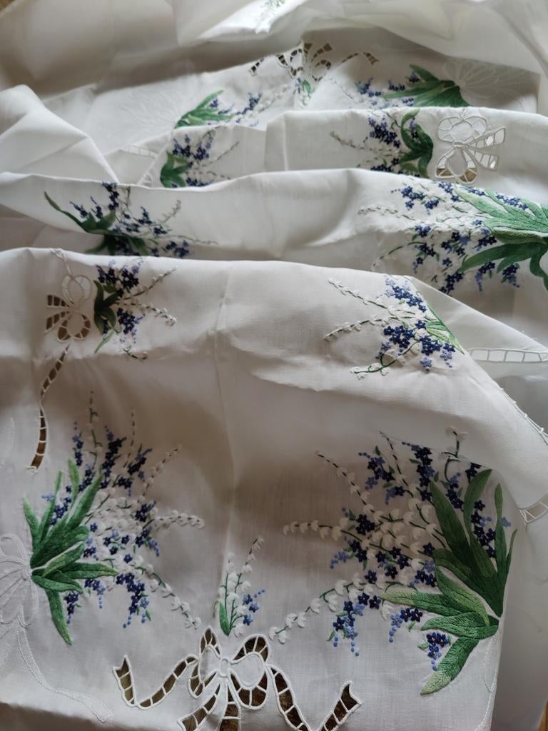 Groot geborduurd tafelkleed met bloemen & servetten nieuw, Huis en Inrichting, Tafelkleden, Verzenden, Nieuw, Rechthoek, Binnen